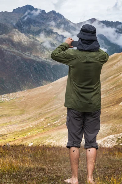 Fotógrafo tomar una foto en una naturaleza — Foto de Stock