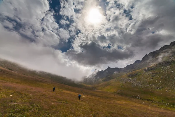 Mist en wolk bergdal landschap — Stockfoto