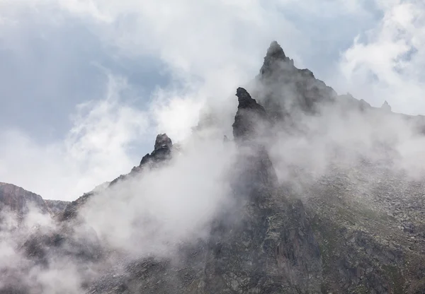 Niebla y nube montaña valle paisaje — Foto de Stock