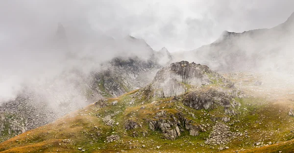 Nevoeiro e nuvem paisagem vale montanha — Fotografia de Stock