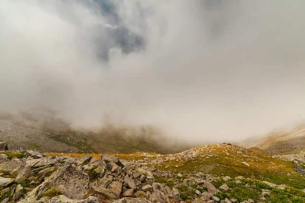 Niebla y nube montaña valle paisaje — Foto de Stock