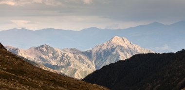 Türkiye'nin yüksek dağlarla güzel manzaralar