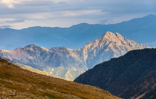 Türkiye'nin yüksek dağlarla güzel manzaralar — Stok fotoğraf
