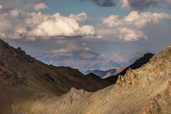 Prachtige landschappen met hoge bergen van Turkije — Stockfoto