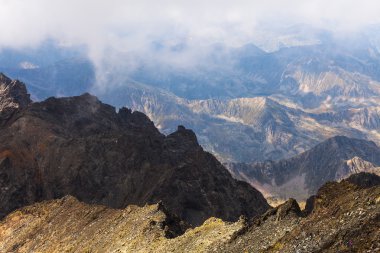 Sisli rüya gibi manzara. Derin puslu Vadisi