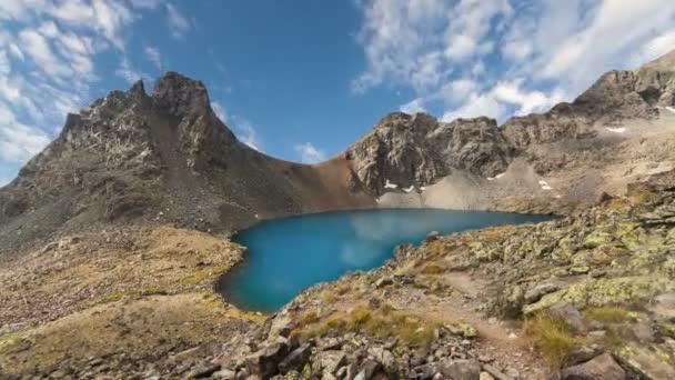 Lago de montaña con reflexión sobre el agua suave . — Vídeo de stock