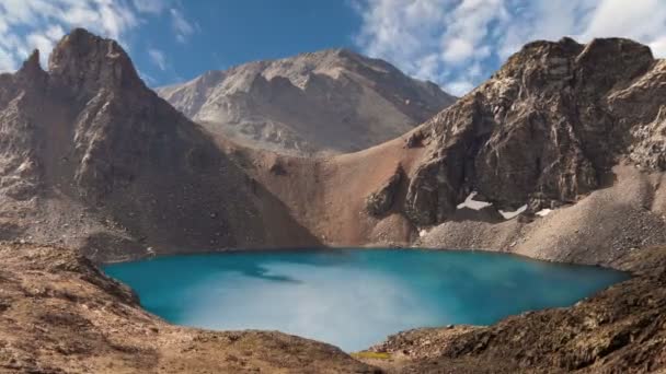 Horské jezero s odrazem na hladké vodě. — Stock video