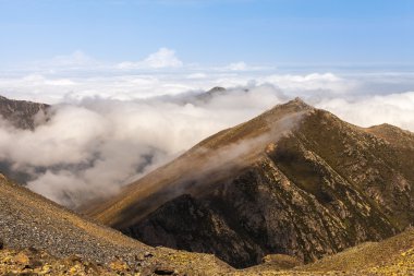 Bulutların üstünde Dağları doruklarına