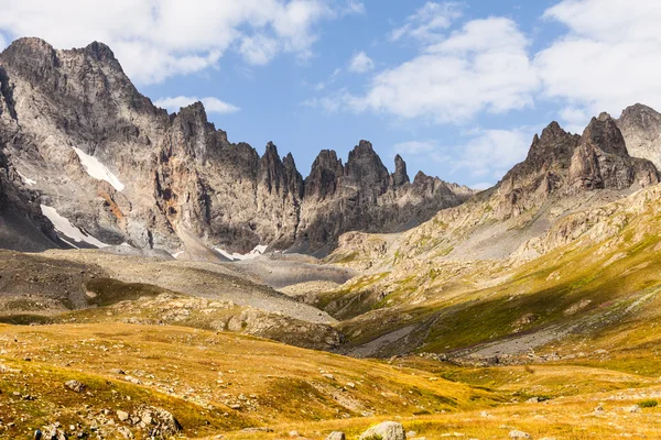 Renkli yaz gündoğumu Dağları