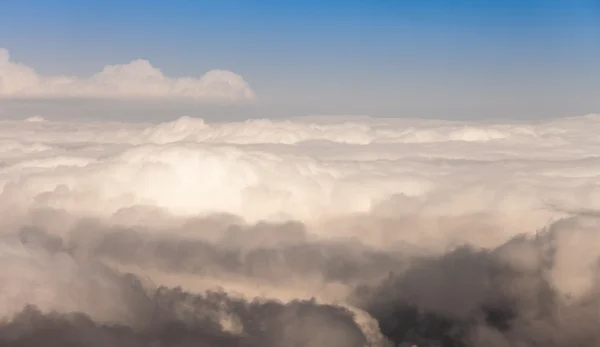 Sommets de montagnes au-dessus des nuages — Photo