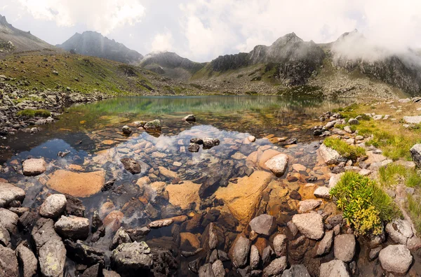 Majestuoso lago de montaña en Turquía — Foto de Stock