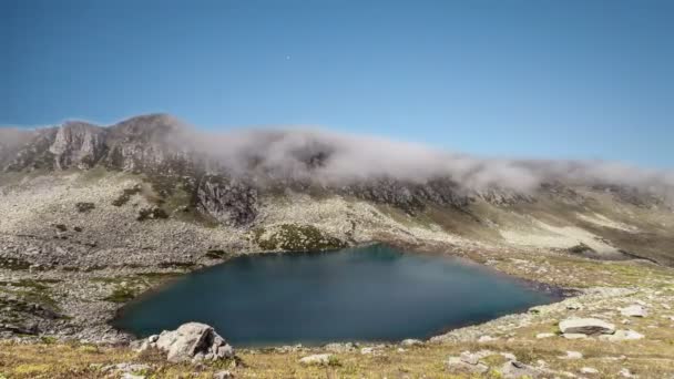 Time lapse over mountain lake in Rocky Mountains. — Stock Video