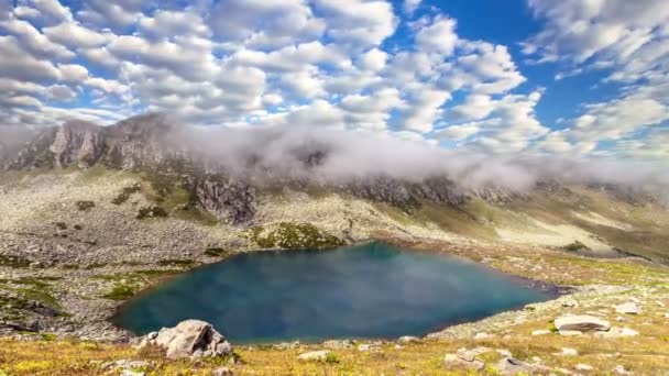 Gunung danau dengan refleksi pada air yang halus . — Stok Video