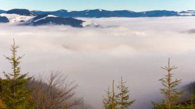 Karlı dağlar ve bulutlar Timelapse