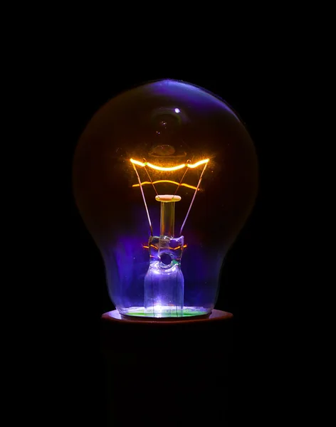 詳細なフィラメントと内側のガラス体白熱電球. — ストック写真