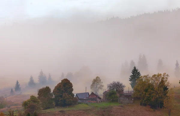 Cabaña de madera vieja cabaña en la montaña en el paisaje de otoño rural — Foto de Stock