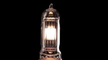 Halojen lamba. Gerçek ampul yanıp sönüyor. Tungsten filaman elektrikli ampul.
