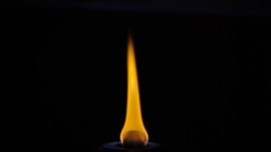 Siyah arkaplanda alev