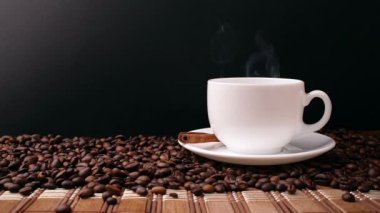 Siyah arka planda bir fincan kahve.