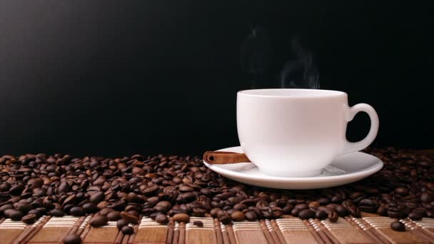 Taza de café sobre fondo negro — Vídeos de Stock