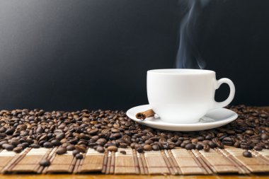 Kahve fincanı ve kahve çekirdeği.