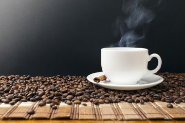 Kahve fincanı ve kahve çekirdeği.