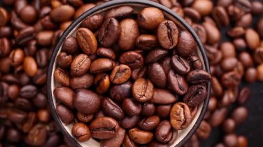 Kahve çekirdekleri mükemmel bir turntable döndürmek.