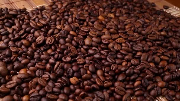 Los granos de café giran perfectamente en un tocadiscos . — Vídeo de stock