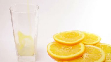 Portakal suyu bardağa dökülüyor.