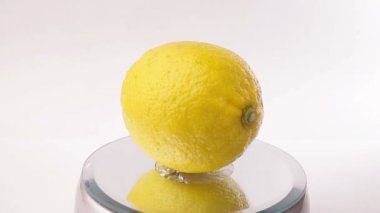 Sarı limon kendi üzerinde beyaz bir arka plan üzerinde dönüm