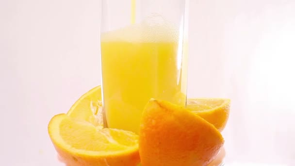 Jugo de naranja vertiendo en el vaso — Vídeos de Stock