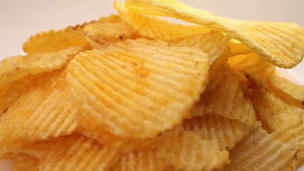 Burgonya chips halom felett fehér háttér, makró Nézet elforgatása — Stock videók