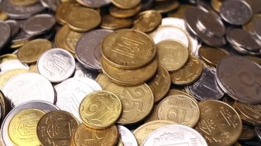 Para masanın üzerinde döndürmek. Faturaları ve paralar. Yakın çekim. Hryvnia. Gölge