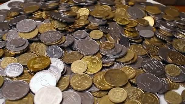O dinheiro gira sobre a mesa. Contas e moedas. Close-up. Hryvnia. sombra — Vídeo de Stock