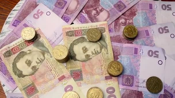 O dinheiro gira sobre a mesa. Contas e moedas. O plano geral. Hryvnia . — Vídeo de Stock