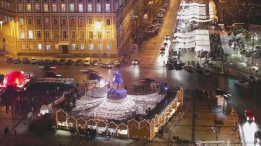 Sophia Katedrali Kiev, Sofia Kiev, uzaktan, Sofia kare, anıt, Bohdan Khmelnytsky'e, altın cupolas haçlar, arabalar yolda, Kiev şehir panoraması ile dış açık havada