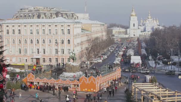 Extérieur de la cathédrale de Sophia à Kiev, Sofia Kievan, Distamment, Place Sofia, Monument de Bohdan Khmelnytsky, coupoles dorées avec croix, Voitures sur la route, Panorama de la ville de Kiev, en plein air — Video