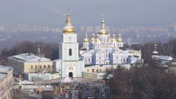 Zewnętrzny z w Kijowie, Sofia Kievan, odlegle, Sofia placu pomnik z Bohdan Chmielnicki, złote kopuły z krzyżami, samochodów na drogach, Panorama miasta Kijowa, na zewnątrz — Wideo stockowe