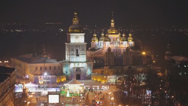 Exterior da Catedral de Sophia em Kiev, Sofia Kievan, Distantemente, Praça Sofia, Monumento de Bohdan Khmelnytsky, cúpulas douradas com cruzes, Carros na Estrada, Panorama da Cidade de Kiev, ao ar livre — Vídeo de Stock