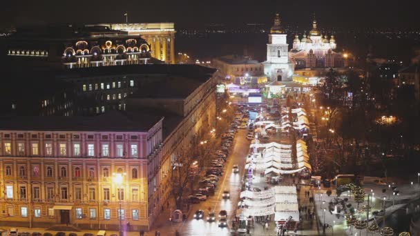 Zewnętrzny z w Kijowie, Sofia Kievan, odlegle, Sofia placu pomnik z Bohdan Chmielnicki, złote kopuły z krzyżami, samochodów na drogach, Panorama miasta Kijowa, na zewnątrz — Wideo stockowe