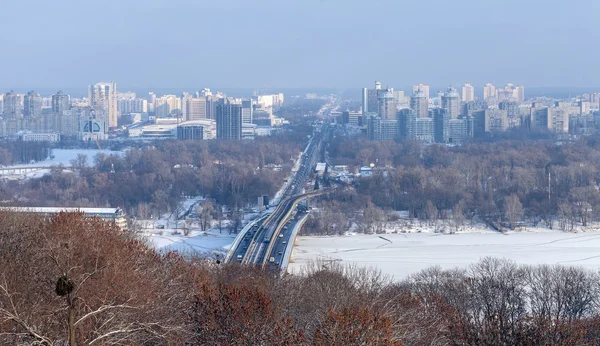 Hoofdstad van Oekraïne - Kiev.Metro brug en de nieuwe woonwijk aan de linker kust van de Dnjepr in Kiev. — Stockfoto