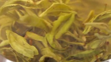 Yaprakları yeşil çay ve çay parçacıklar. Makro çekim