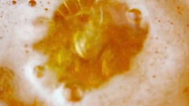 Verser de la bière légère dans du verre .