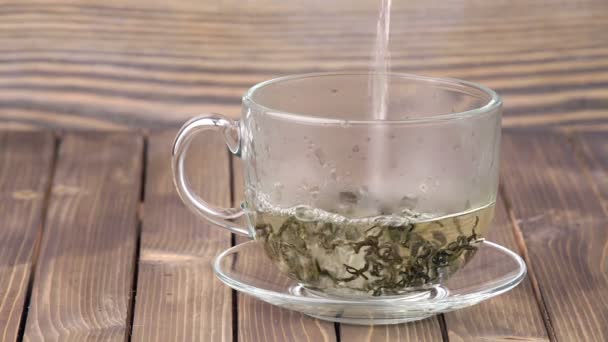 Té que se vierte en taza de té de vidrio — Vídeos de Stock