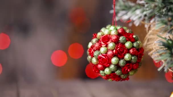 Immagini ravvicinate di un albero di Natale appeso ad un albero di Natale e alcune decorazioni sullo sfondo — Video Stock