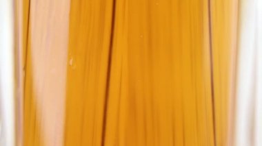 Hafif Birayı Cama Dök.