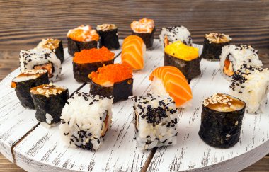 Suşi ahşap arka planda.