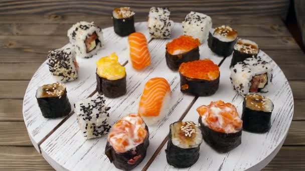 Teller mit Sushi — Stockvideo