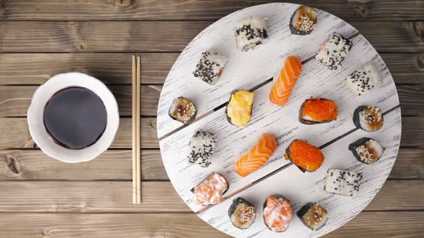 Chef profesional cocinando, trabajando y preparando comida asiática y sushi. Bucle sin costura — Vídeo de stock