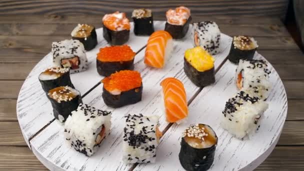 Profi szakács, főzés, a munka és ázsiai ételeket és sushi. Varrat nélküli hurok — Stock videók